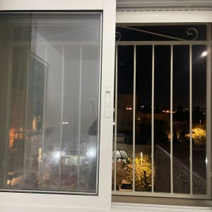 חלון עם מסגרת מתכת בלילה