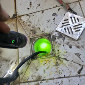 בדיקת נזילות עם צבע ירוק בצינור ביוב