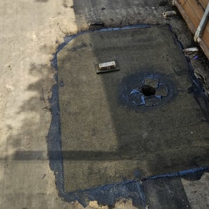 אזור אטום עם יריעות ביטומניות ודלי צבע צהוב