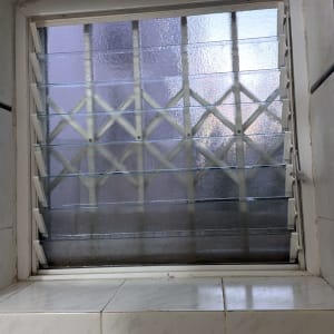 תריסים וחלון זכוכית עם סורגים