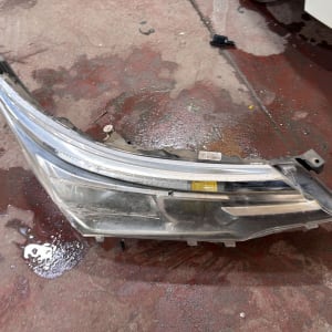 פנס רכב על רצפת מוסך