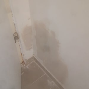 קיר עם סימני רטיבות ותיקון טיח