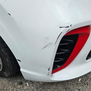 פגוש רכב עם שריטות ונזק קל