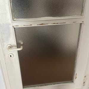 דלת זכוכית עם מסגרת מתקלפת