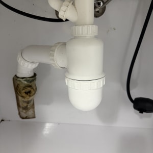 צנרת פלסטיק מתחת לכיור עם חיבורים