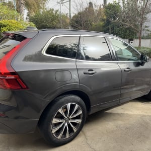 רכב אפור לאחר ניקוי והברקה בחניה