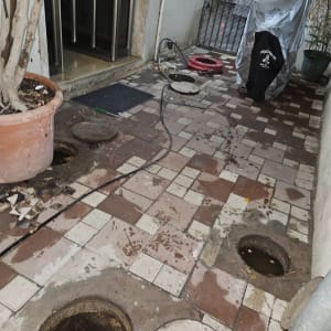 פתחי ביוב פתוחים עם כבל וכלי עבודה