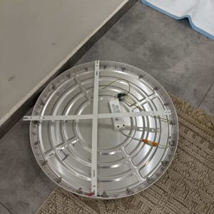 מנורה עגולה עם חוטי חשמל על הרצפה