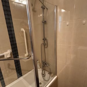 מקלחת עם דלת זכוכית וברזים