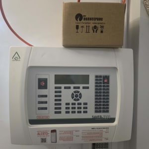 לוח בקרה של מערכת כיבוי אש עם כפתורים ותצוגה דיגיטלית