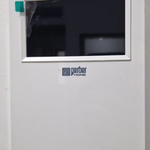 מסך שליטה לבן עם כיתוב גרבר הום