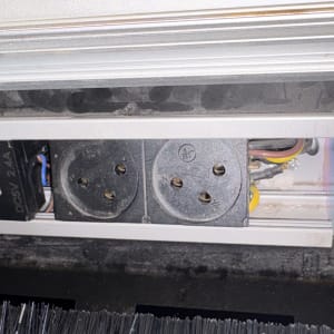 שקעי חשמל ותשתית חוטים בתמונה