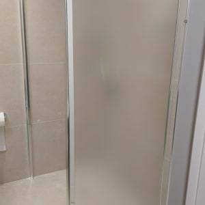 מקלחון זכוכית בחדר אמבטיה לאחר שיפוץ