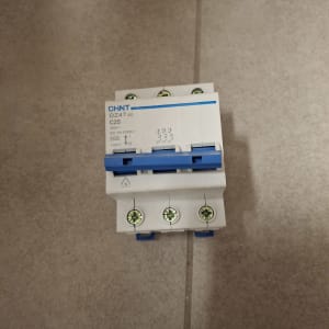 מפסק חשמלי תלת פאזי עם חיבורים ירוקים