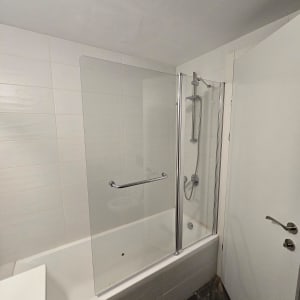 מקלחת עם דלת זכוכית וברז מקלחת