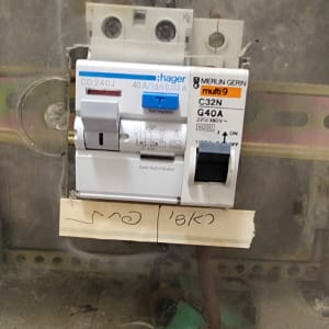 מפסק חשמלי עם תוויות והוראות