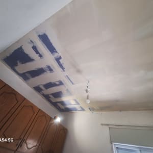 תקרת גבס עם תיקונים בצבע כחול