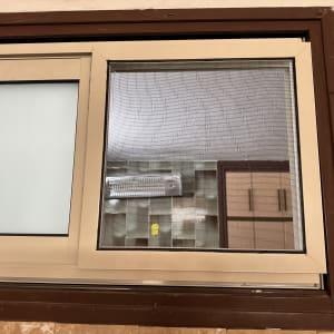 חלון אלומיניום עם מסגרת חומה