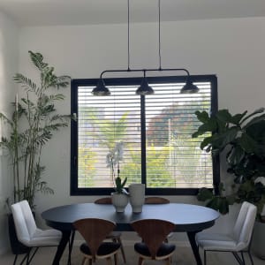 מנורת תקרה תלויה עם שלושה אהילים שחורים