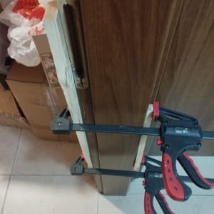 תיקון דלת עם מהדקים וכלי עבודה