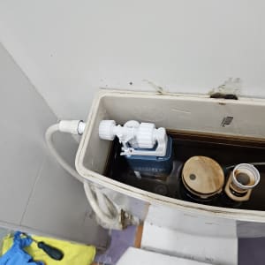 מיכל הדחה פתוח עם חלקים פנימיים