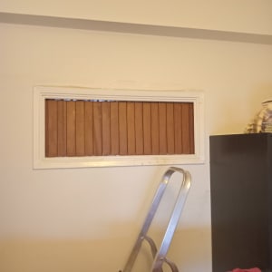 סולם וכלי עבודה ליד חלון עם תריסים