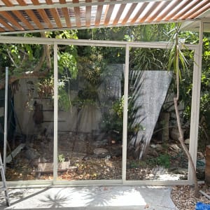 מסגרת אלומיניום לחלון זכוכית בגינה