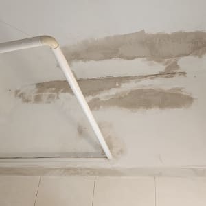 תיקוני טיח על תקרה עם צינור לבן