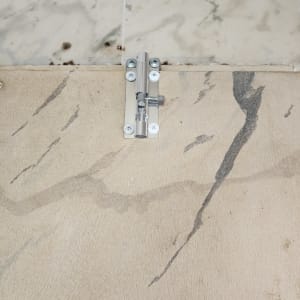 בריח מתכת מותקן על דלת או משטח