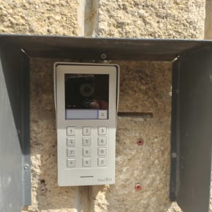 התקנת מערכת אינטרקום וקודן עם מצלמה בכניסה על קיר אבן