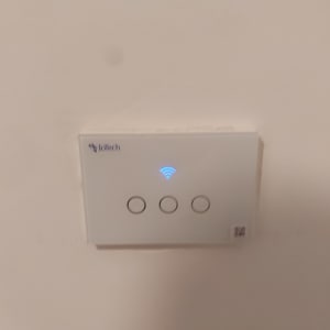 מתג חכם עם חיווי Wi-Fi על קיר לבן