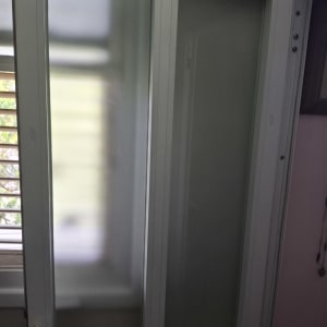 דלת זכוכית עם מסגרת לבנה