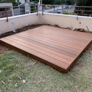 דק עץ חדש מותקן בגינה