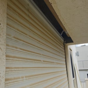 תריס מתכת מותקן על קיר חיצוני של מבנה