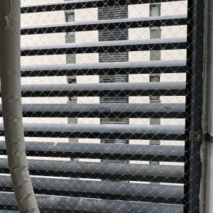 רשת למניעת כניסת יונים על חלון בניין