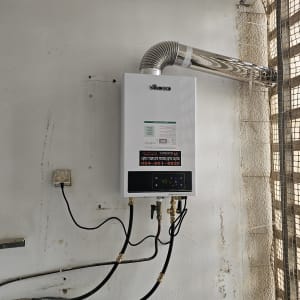 דוד חימום גז מותקן על קיר עם צינורות