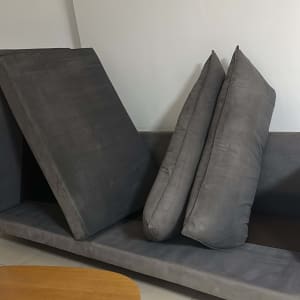 כריות ספה מונחות על ספה לניקוי