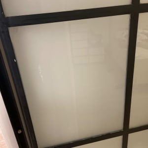 זכוכית חלבית במסגרת מתכת שחורה