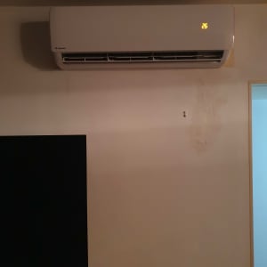 מזגן קיר עם תצוגת טמפרטורה 26 מעלות