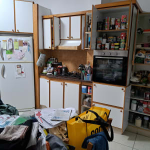 מטבח עם ארונות פתוחים ומצרכים מאורגנים