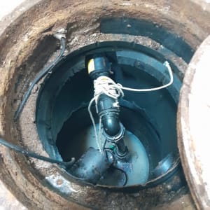 צינור ביוב עם חיבורים בתוך בור פתוח