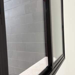 חלון נקי עם קיר לבנים ברקע