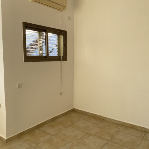 חדר ריק עם רצפה נקייה וקירות לבנים