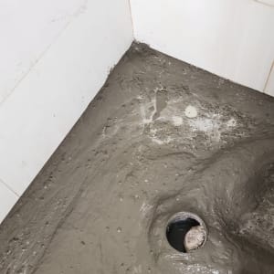 רצפה עם חומר איטום סביב פתח ניקוז