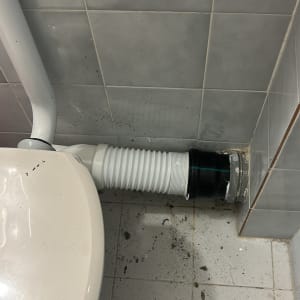 חיבור צינור לניאגרה על רצפת קרמיקה
