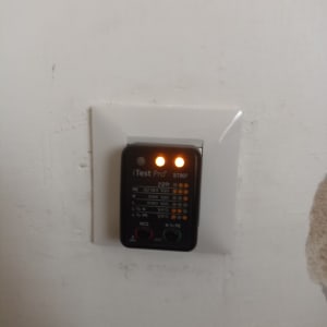 בודק שקע חשמלי עם מכשיר iTest Pro