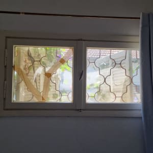 חלון זכוכית עם סורגים ודבק חום