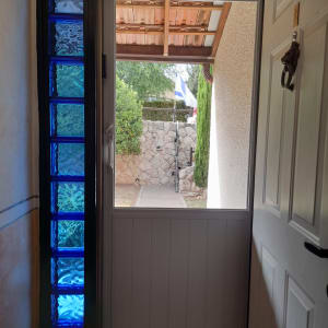 דלת אלומיניום עם חלון זכוכית כחולה