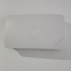 מכסה פלסטיק לבן עם חריץ קטן