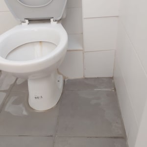 אסלה עם כתמי חלודה ורצפה רטובה